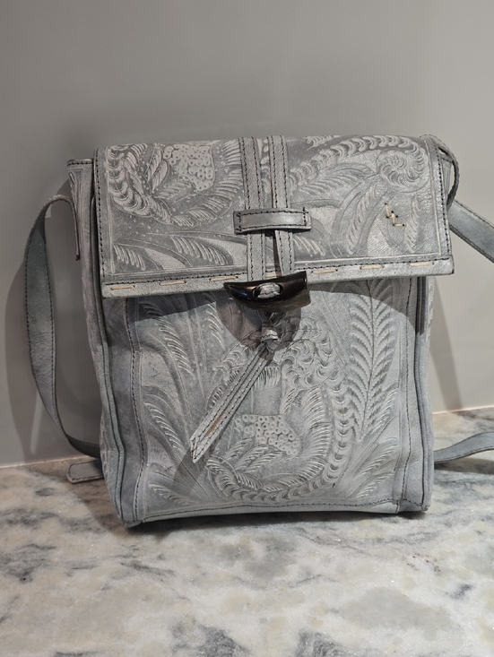 Leaders In Leather Handbags - Women's Embossed Leather Crossbody Bag in Light Gray